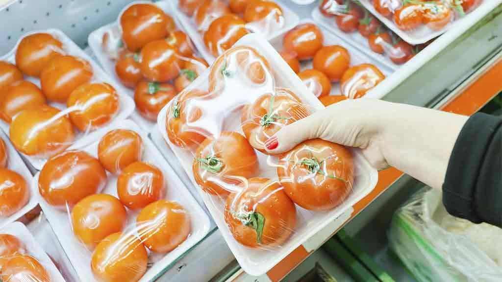 Buah tomat dibungkus dalam plastik.